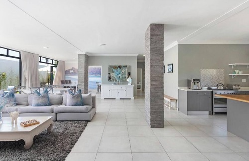 Lakeside Casa | 2 On Lismore Guesthouse 15