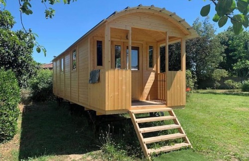 Monbequi Cabina | 2 or 4-seater caravan in wooded park.