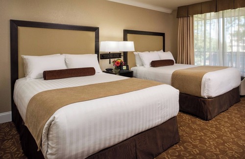 Barron Park Hotel | 2 Peaceful Creekside Room with Free Parking, Balcony & Heated Pool