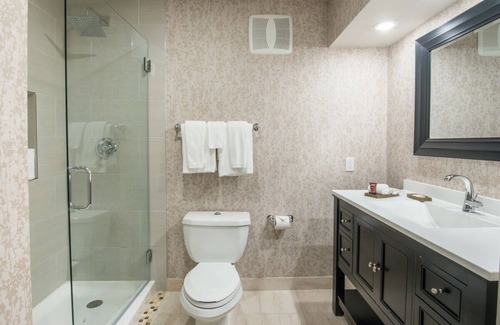 Barron Park Hotel | 2 Peaceful Creekside Room with Free Parking, Balcony & Heated Pool