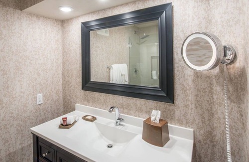 Barron Park Hotel | 2 Peaceful Creekside Room with Free Parking, Balcony & Heated Pool