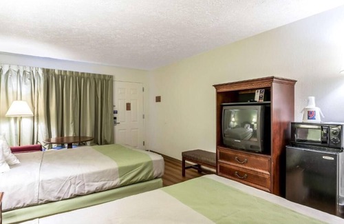 Edgewood Hotel | 2 Perfect Stopover Rooms Off I-95 w/ Breakfast & Close to Local Restaurants