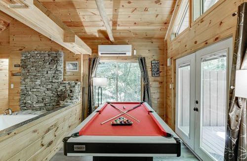Helen Casa | 2 Person Jacuzzi Spa w Creekside Firepit