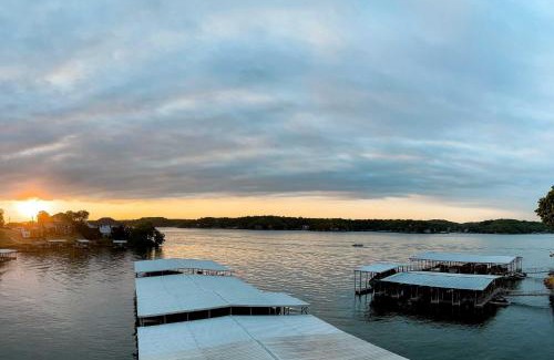 Lake Ozark Apartamento | 2 Pools, Boat Slip Waterfront Condo in Lake Ozark