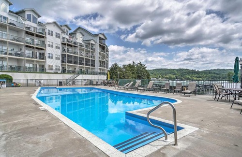 Camdenton Apartamento | 2 Pools Waterfront Condo on Lake of the Ozarks!