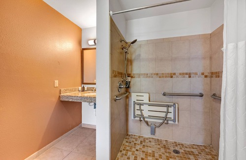 Bodega Bay Casa | 2 Queen ADA Room for family