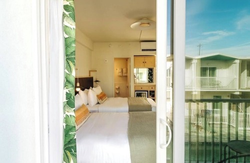 San Jacinto Hotel | 2 Queen Bed Rooms w/ Balconies | Walk to Sand, Shops & Galveston Sights