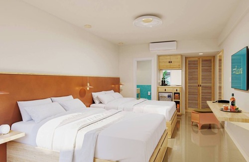 San Jacinto Hotel | 2 Queen Bed Rooms w/ Balconies | Walk to Sand, Shops & Galveston Sights