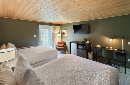 Townsend Hotel | 2 Queen + Mountain Retreat