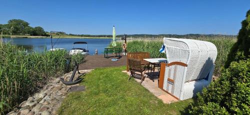 Neuensien Apartamento | 2 Raumwohnung mit sonniger Terrasse und Seeblick