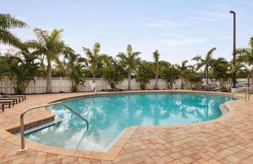 Sarasota Hotel | 2 Relaxing Rooms Near Siesta Key Beach – Free Breakfast & Pet-Friendly