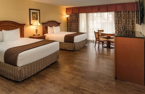 Redding Complejo | 2 Relaxing Units! Outdoor Pool, Parking, Pets Allowed, Near River Side Park!