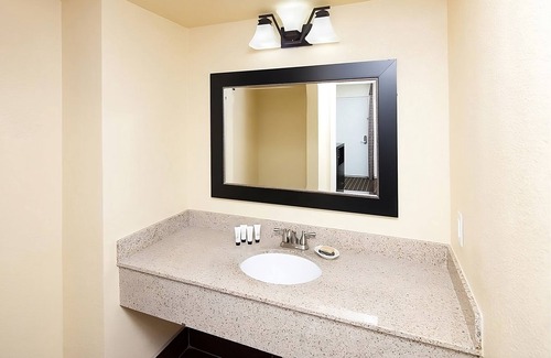 Redding Complejo | 2 Relaxing Units! Outdoor Pool, Parking, Pets Allowed, Near River Side Park!