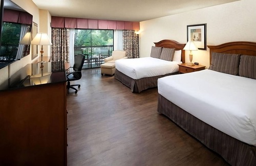Redding Complejo | 2 Relaxing Units! Outdoor Pool, Parking, Pets Allowed, Near River Side Park!