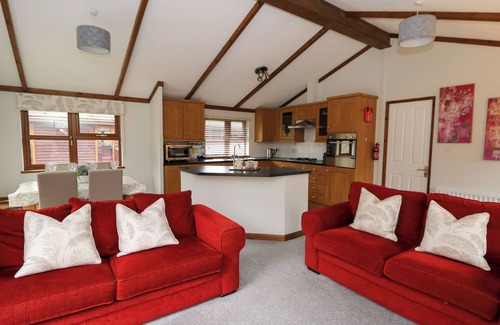 Boncath Cabaña | 2 RIVERSIDE LODGE, family friendly, with hot tub in Cenarth