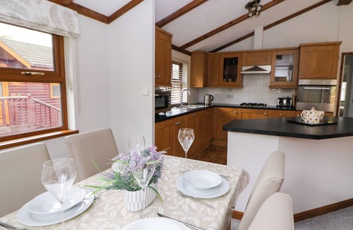 Boncath Cabaña | 2 RIVERSIDE LODGE, family friendly, with hot tub in Cenarth
