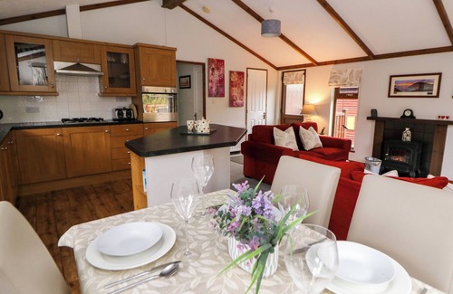 Boncath Cabaña | 2 RIVERSIDE LODGE, family friendly, with hot tub in Cenarth
