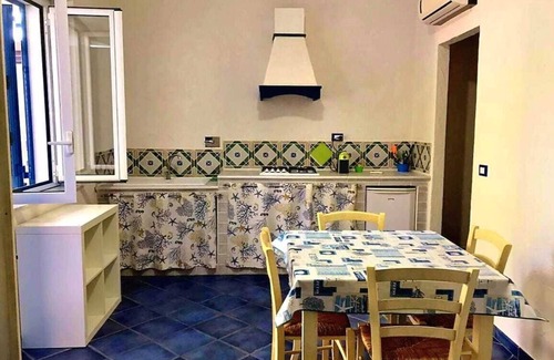 Capo d'Orlando Apartamento | Apartamento de un dormitorio de estilo eólico con gran terraza con vistas al mar.