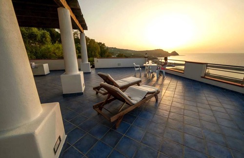 Capo d'Orlando Apartamento | Apartamento de un dormitorio de estilo eólico con gran terraza con vistas al mar.
