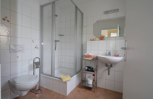 Graal Mueritz Apartamento | Apartamento de 2 habitaciones con amplio jardín de invierno con chimenea en el ático.