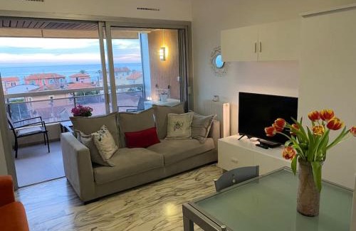 Cros-de-Cagnes Apartamento | 2 room flat with sea view, private parking, swimming pool, and AC