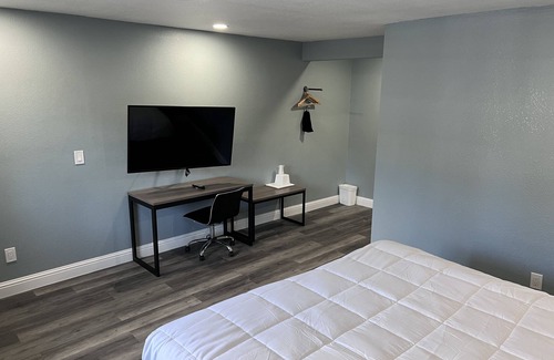 Westside Santa Cruz Hotel | 2 Room Suite - Indoor Pool and Spa - Walk to the Boardwalk - No Cleaning Fee!