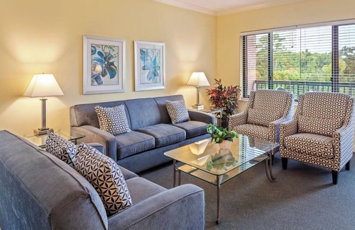Hilton Head Complejo | 2 Rooms: 3BR Condo w/Pool, Tennis, Kitchen and Easy Access to Local Restaurant