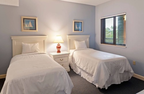 Hilton Head Complejo | 2 Rooms: 3BR Condo w/Pool, Tennis, Kitchen and Easy Access to Local Restaurant
