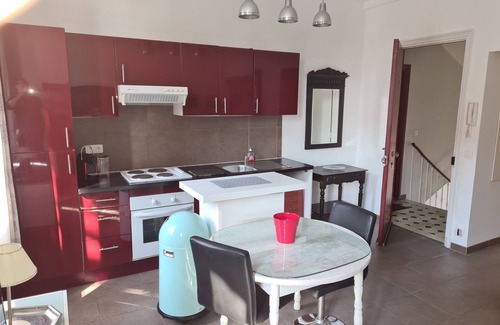 Golfe Juan Casa | 2 rooms in the town center, equipped, tourist port, beaches, shops, private car parks.