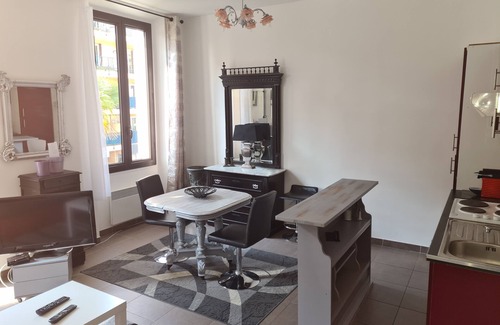 Golfe Juan Casa | 2 rooms in the town center, equipped, tourist port, beaches, shops, private car parks.