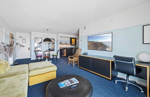Venice Hotel | 2 Rooms w/ Balcony Near Iconic Venice Pier | Rooftop | Free Breakfast