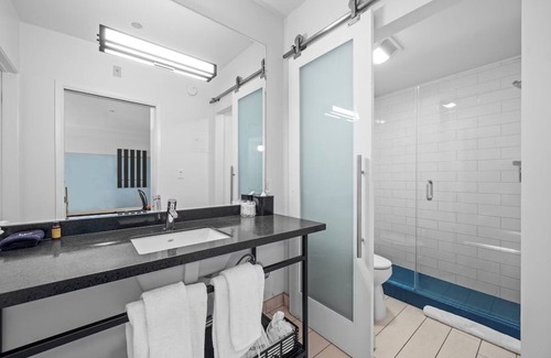 Venice Hotel | 2 Rooms w/ Balcony Near Iconic Venice Pier | Rooftop | Free Breakfast