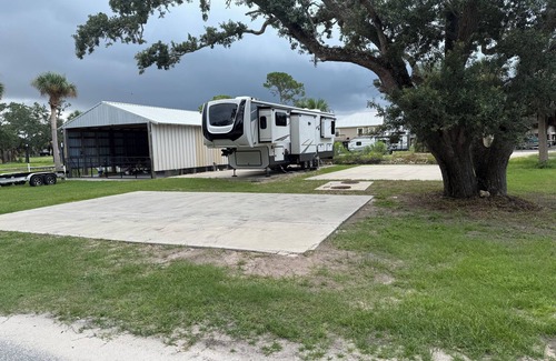 Horseshoe Beach Alquiler De RV | 2 RV Canel spaces in Horseshoe Beach on concrete slabs Price is per space.