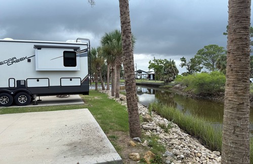 Horseshoe Beach Alquiler De RV | 2 RV Canel spaces in Horseshoe Beach on concrete slabs Price is per space.