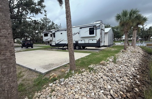 Horseshoe Beach Alquiler De RV | 2 RV Canel spaces in Horseshoe Beach on concrete slabs Price is per space.