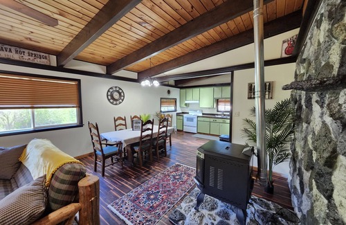Lava Hot Springs Cabina | 2 separate cabins, sleeps a total of 12, on 4 acres in Lava Hot Springs!!