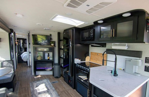 Medford Casa | 2 separate RV’s with queen-sized beds, dining area, and full kitchen.