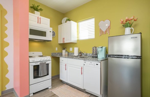 Maxwell Casa | 🏡 🏡 2 SIDE BY SIDE UNITS | BACH 💃 | 20 🛌 | 😍 DECOR | WALKABLE TO BARS 🍷