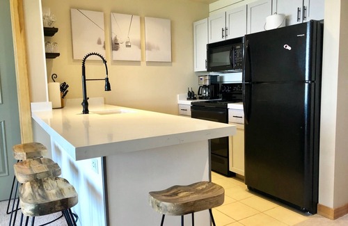 Sandpoint Condominio | 2 SKI FREE Ski in/Ski out White Pine Lake View Condo, Heart of The Village
