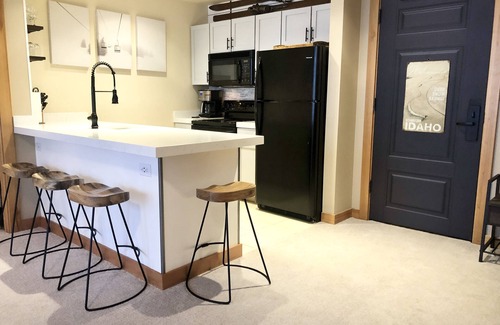 Sandpoint Condominio | 2 SKI FREE Ski in/Ski out White Pine Lake View Condo, Heart of The Village