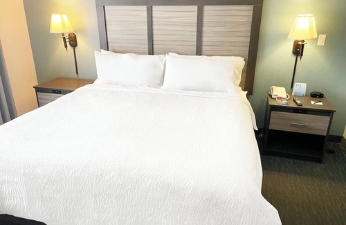 West Kissimmee Hotel | 2 Spacious Rooms Near Disney's Animal Kingdom – W/ 5 Pools & Free Shuttle