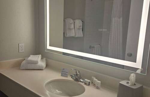 West Kissimmee Hotel | 2 Spacious Rooms Near Disney's Animal Kingdom – W/ 5 Pools & Free Shuttle
