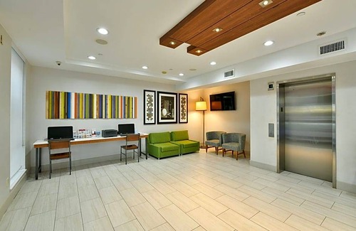 Travis - Chelsea Hotel | Hotel de 2 estrellas ∙ Holiday Inn Express Staten Island West, an IHG Hotel