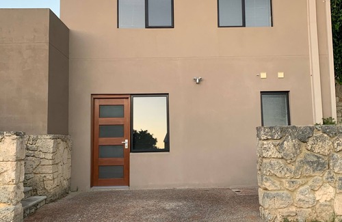 Connolly Casa | 2 Storey, 1 bed accomodation close to local amenities.