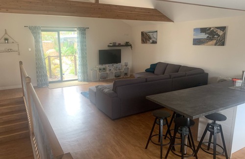 Connolly Casa | 2 Storey, 1 bed accomodation close to local amenities.