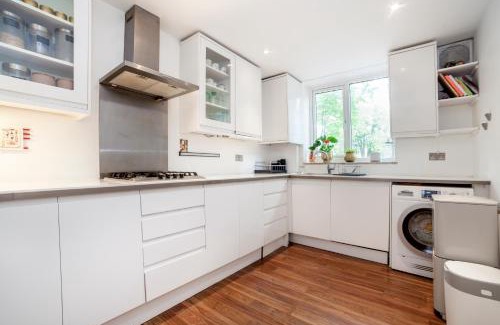Larkhall Apartamento | 2 story apt on the ground floor at Clapham north