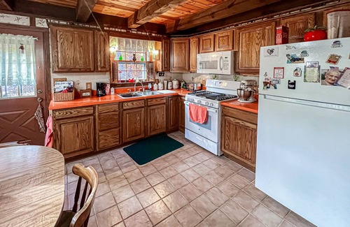 Stratton Cabina | 2-story cabin with beautiful views, deck, grill, outdoor dining area, & W/D