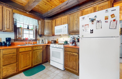 Stratton Cabina | 2-story cabin with beautiful views, deck, grill, outdoor dining area, & W/D