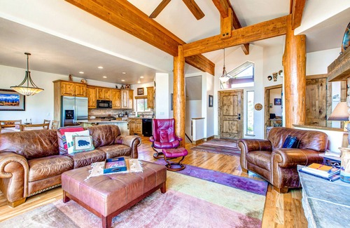 Pinebrook Casa | 2-story duplex in great location with private balcony, mountain views, fireplace