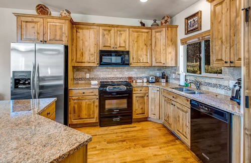 Pinebrook Casa | 2-story duplex in great location with private balcony, mountain views, fireplace